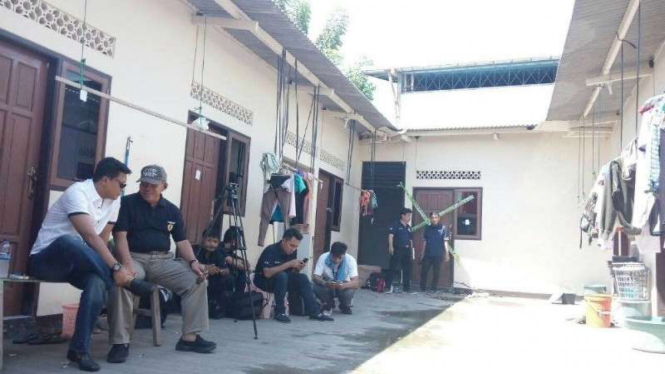 Polisi berjaga di lokasi pembunuhan Eno Parihah.