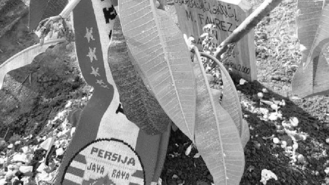 Syal Persija di nisan makam Fahreza, Minggu, 15 Mei 2016.