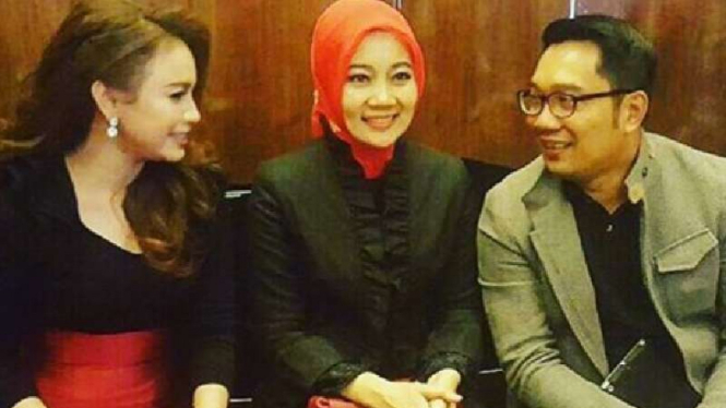 Ridwan Kamil dan istri bersama Rossa.