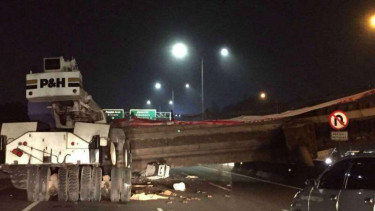 Proses evakuasi jembatan penyeberangan orang  yang ambruk di Tol BSD.