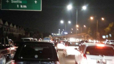 Proses evakuasi jembatan penyeberangan orang  yang ambruk di Tol BSD.