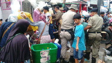 Satpol PP razia PKL musiman di Tanah Abang