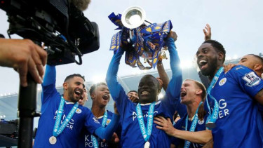 Pemain Leicester City, N'Golo Kante, angkat trofi Premier League