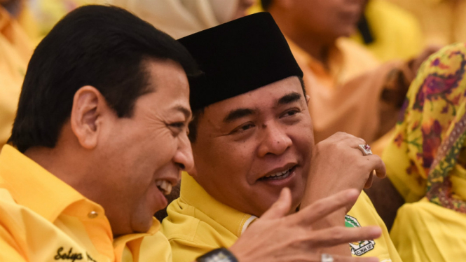 Setya Novanto bersama Ade Komarudian saat Setya ditetapkan sebagai Ketua Umum Partai Golkar periode 2016-2019.