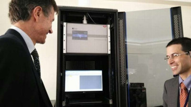 Dubes AS untuk Indonesia Robert Blake memperlihatkan alat pemantau udara