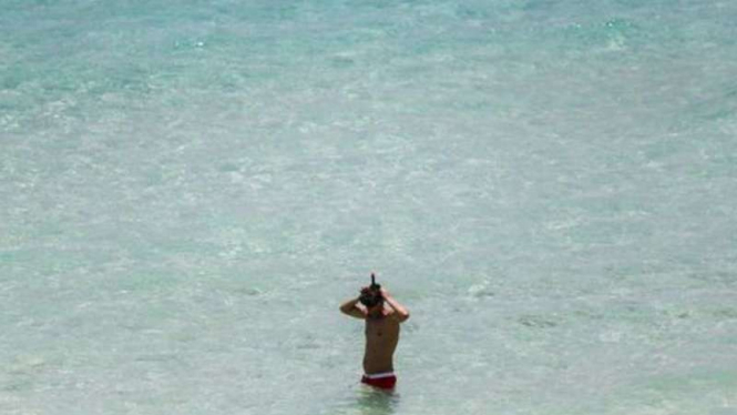 Seorang turis bersiap snorkeling di Similan Island di Phuket, Thailand.