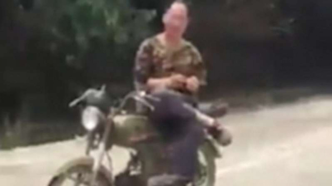 Atraksi naik motor yang dibully netizen.