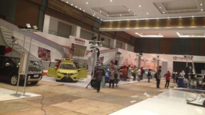 Persiapan GIIAS Makassar yang akan dibuka besok.