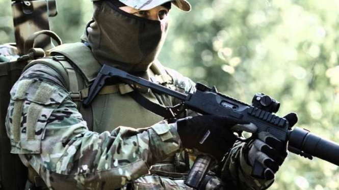 Seorang personel pasukan Khusus Rusia, Spetsnaz, dalam sebuah latihan operasi militer