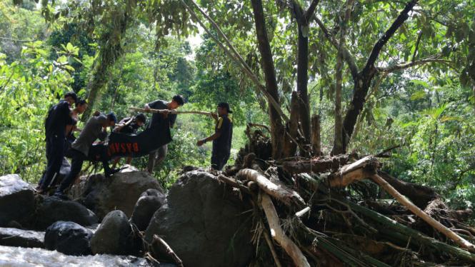 Evakuasi korban tewas akibat banjir bandang.