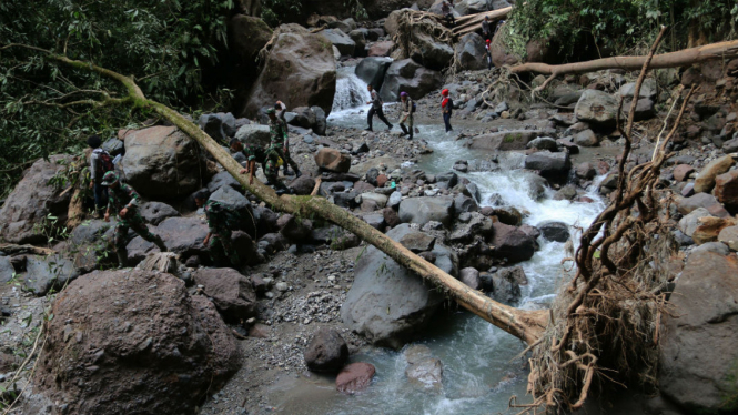 Tim SAR mencari korban banjir bandang