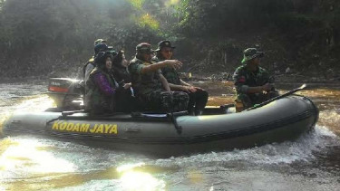 Gubenur DKI Jakarta, Basuki Tjahaja Purnama susuri Ciliwung, Rabu, 18 Mei 2016.