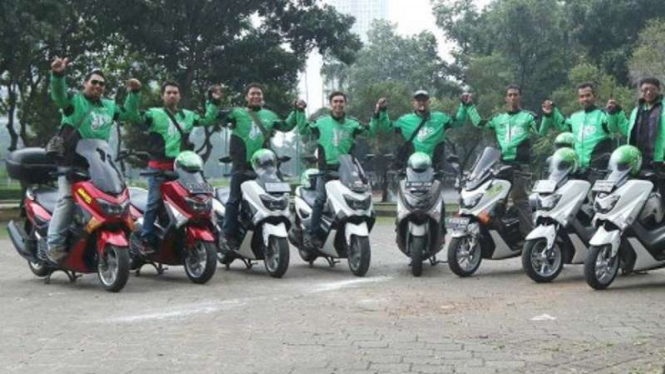 Komunitas ojek online dengan motor Yamaha NMax.