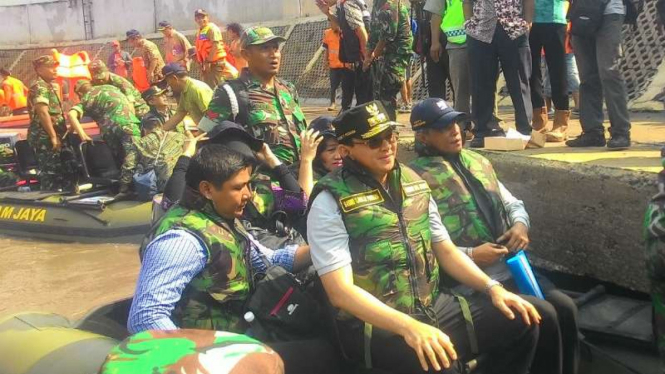 Gubernur DKI Basuki Tjahaja Purnama menyusuri Sungai Ciliwung