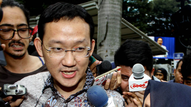 Mantan Staf Ahok, Sunny Tanuwidjaja saat diperiksa KPK.