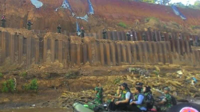 Gubenur DKI Jakarta, Basuki Tjahaja Purnama, susuri Kali Ciliwung, Rabu, 18 Mei 2016.