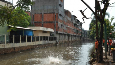 Anak-anak tengah menikmati sungai di Glodok yang sangat jernih.