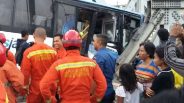 Bus TransJakarta tertabrak kereta di Gunung Sahari