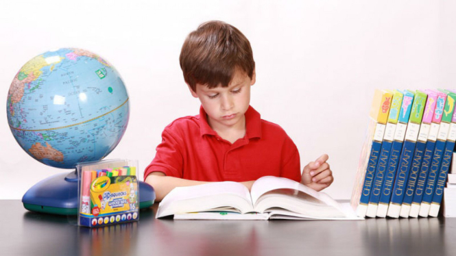 Anak membaca buku.