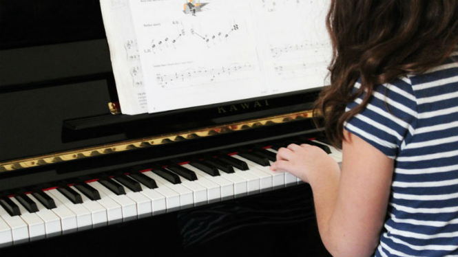 Anak bermain musik.