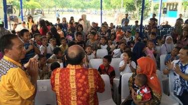 Mensos Khofifah Indar Parawansa merayakan ulang tahun bersama anak jalanan