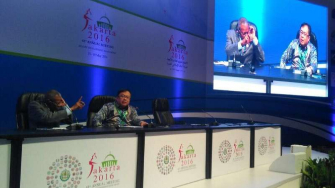 Menkeu Bambang Brodjonegoro bersama mantan Presiden IDB Mohammed Ali Al Madani