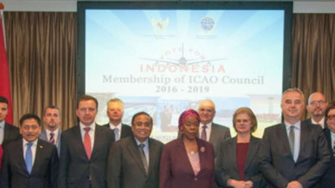 Indroyono Soesilo (tengah), Utusan Khusus Menteri Perhubungan RI untuk ICAO, dalam acara resepsi di Den Haag, Belanda. 