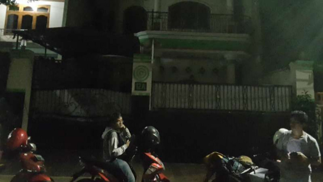 Sebuah rumah yang diduga dijadikan klinik ilegal di Jalan Kramat VII, Senen, Jakarta Pusat, digerebek aparat Pemerintah Provinsi DKI Jakarta pada Kamis, 19 Mei 2016.