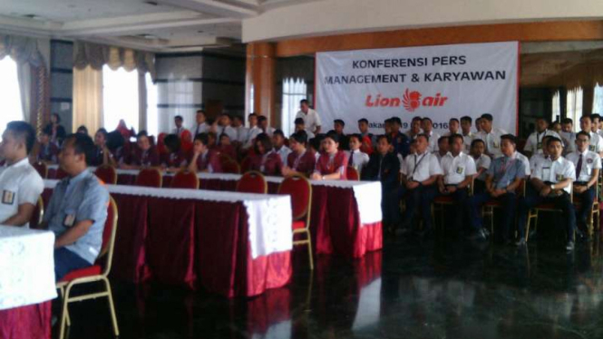 Manajemen dan karyawan Lion Air saat memberikan keterangan resmi di Lion Tower
