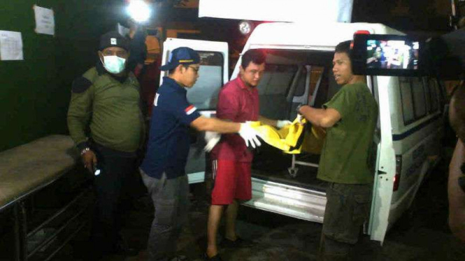 Evakuasi jenazah korban banjir dan longsor Air Terjun Dua Warna