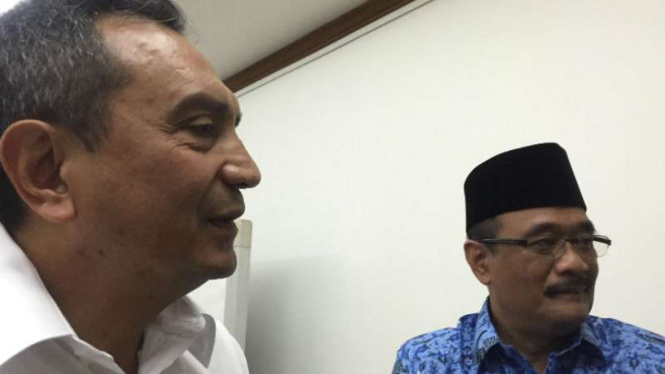 Wakil Gubernur DKI Jakarta Djarot Saiful Hidayat (baju batik)