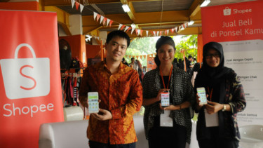 Chris Feng, selaku CEO Shopee (kiri).