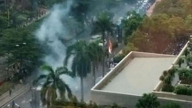 Bentrokan pendemo dan polisi di depan Gedung KPK, Jumat, 20 Mei 2016.
