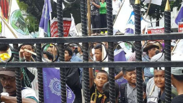 Massa AMJU saat berunjukrasa di kantor Ahok, Jumat, 20 Mei 2016.