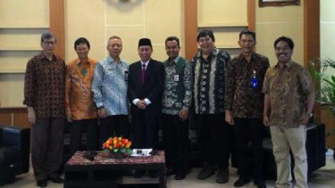 Direktur e-Business Kominfo, Azhar Hasyim (kedua dari kiri) dalam Sosialisasi program satu juta domain di kantor Dinas Koperasi dan UMKM Jatim 