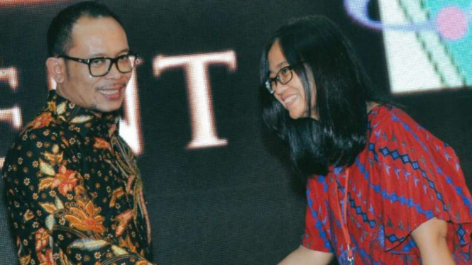 Menteri Ketenagakerjaan, Hanif Dhakiri (kiri), bersama Sari Kusuma, External and Technical Support Manager PT Kaltim Prima Coal, saat penyerahan penghargaan di Jakarta pada Kamis, 18 Mei 2016.