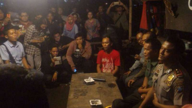 Polisi membubarkan acara diskusi tentang film bertajuk Pulau Buru Tanah Air Beta di Warung Mbah Cokro, Surabaya, Jawa Timur, pada Jumat malam, 20 Mei 2016.