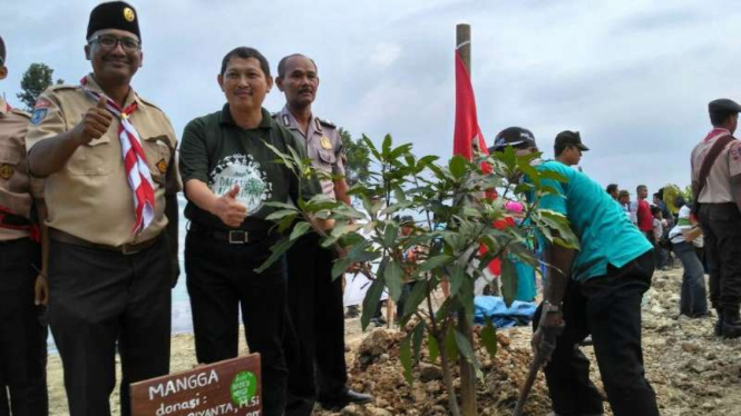Penanaman pohon di kawasan tebing Breksi, Yogyakarta