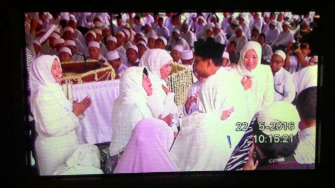Khofifah Indar Parawansa dan Saifullah Yusuf saling menyapa dalam forum doa bersama di SMA Khadijah Surabaya pada Minggu, 22 Mei 2016.