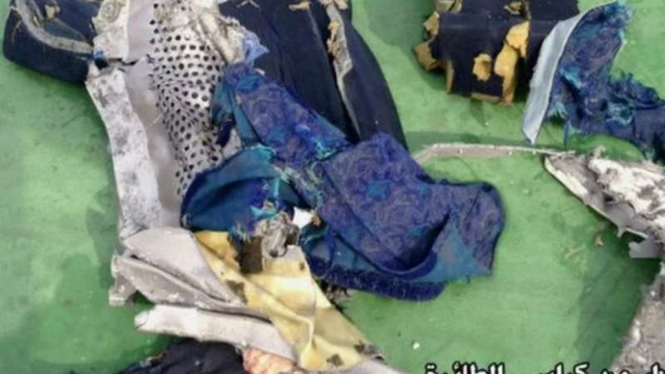 Serpihan benda yang diduga berasal dari EgyptAir.