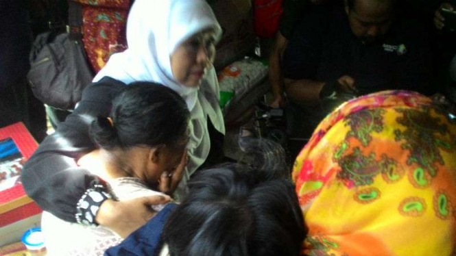 Menteri Sosial, Khofifah Indar Parawansa, menjenguk keluarga korban pemerkosaan yang tinggal di kandang bebek di Trompo, Asri 2, Jabon, Sidoarjo, Jawa Timur, pada Minggu, 22 Mei 2016.