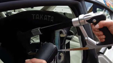 Pemilik mobil menggergaji jok balap.