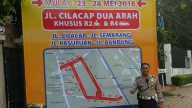 Polisi uji coba arus lalu lintas dua arah di kawasan Proklamasi dan Cilacap