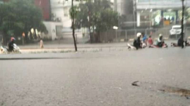 Banjir di depan Gandaria City, jakarta Selatan, Senin, 23 Mei 2016.