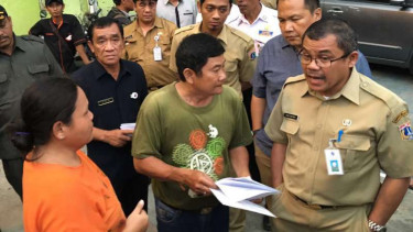 Warga yang protes karena diusir dari rusun Kapuk Muara.