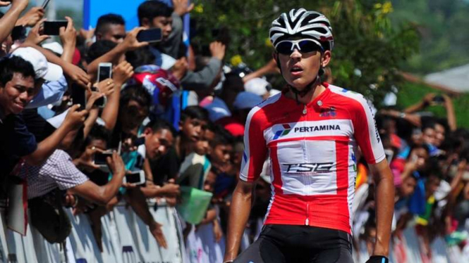 Aksi pembalap Inggris, Daniel Whitehouse, di Tour de Flores 2016