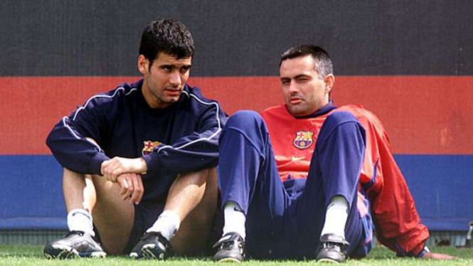 Pep Guardiola (kiri) saat masih menjadi pemain Barcelona.