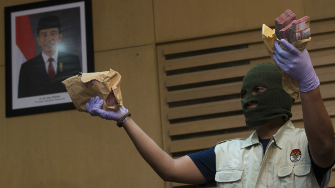 Penyidik KPK menunjukkan barang bukti suap di Gedung KPK