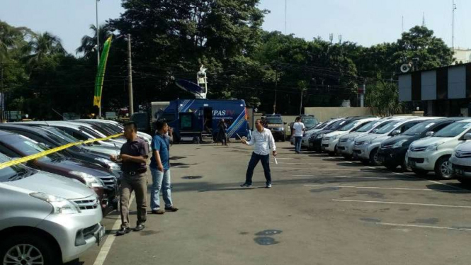 Puluhan mobil yang disita dari komplotan pencuri mobil dengan modus sewa rental