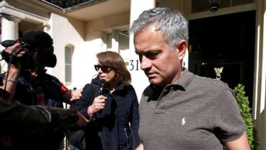Calon Manajer Manchester United, Jose Mourinho, saat dicegat wartawan di depan rumahnya